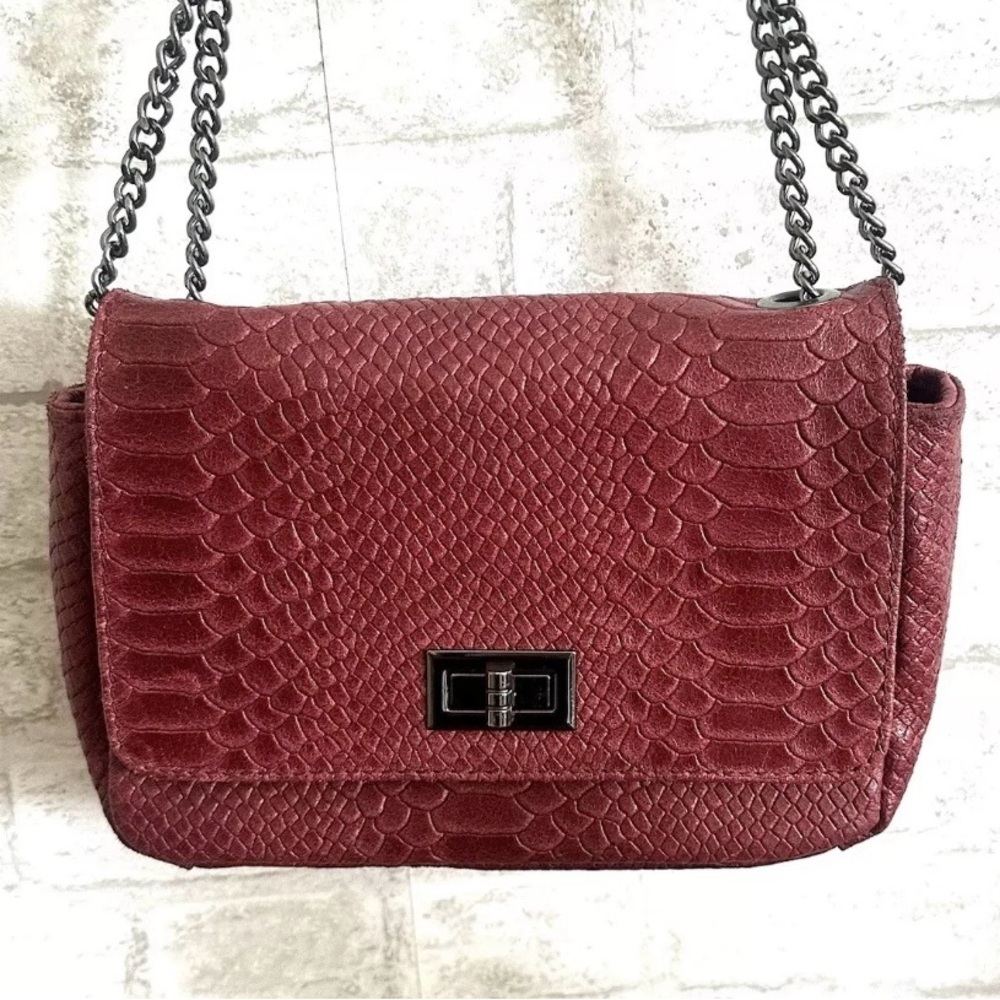 Mia Tomazzi Red Burgundy Moc Croc Leather Crossbody Purse Bag Clutch Chain Strap